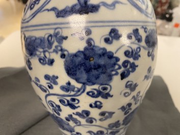 Un vase de forme 'meiping' en porcelaine de Chine en bleu et blanc, Ming
